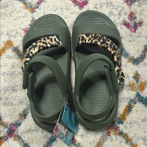 NWT Muk Luks Green and Leopard Print Sandals